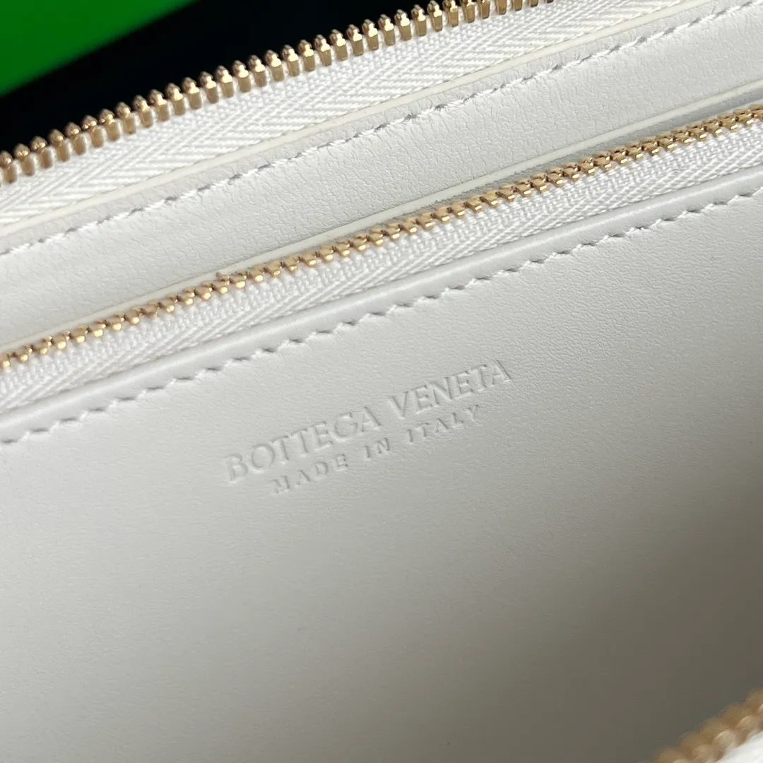 #Bv Valentine’s Day Limited Series💝 593217 All-white woven leather with small red hearts❤️ The finishing touch will make you fall in love at first sight💕The detailed internal partition design and high-quality lining material ensure the durability and neatness of the wallet. It can store cash/cards and other small items, very practical. Suitable for gifting to your loved one♥️Size: 19x10x2 P980